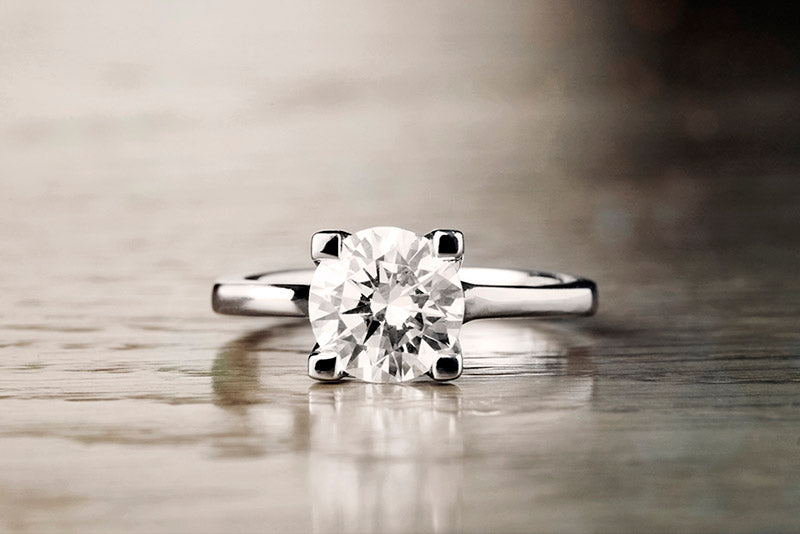 Round diamond engagement ring